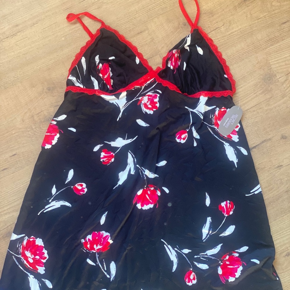 Black floral nightgown New with tags XL (16-18)